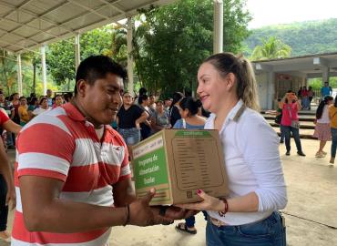 Entrega alcaldesa apoyo alimentario en secundaria