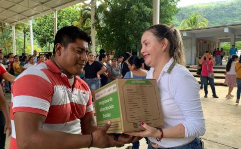 Entrega alcaldesa apoyo alimentario en secundaria