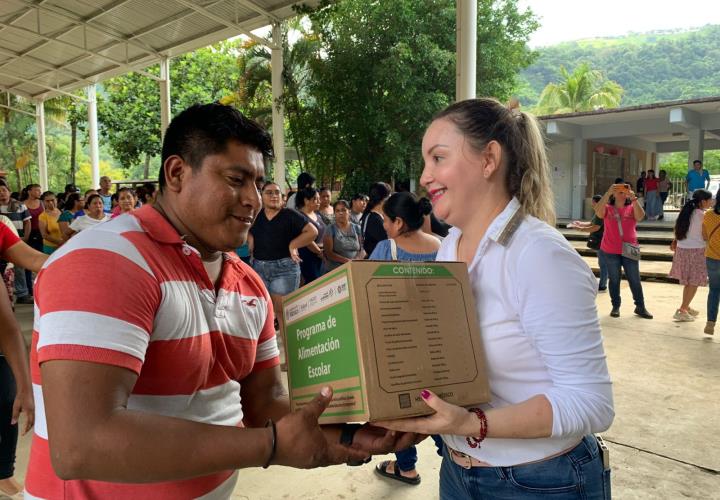 Entrega alcaldesa apoyo alimentario en secundaria