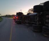 Volcó un tráiler en la Valles-Tampico