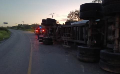 Volcó un tráiler en la Valles-Tampico
