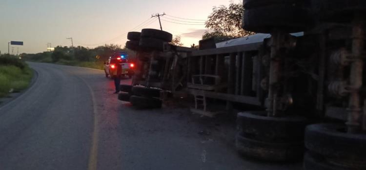 Volcó un tráiler en la Valles-Tampico Volcó un tráiler en la Valles-Tampico