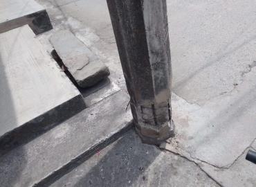 Se olvidaron del poste dañado
