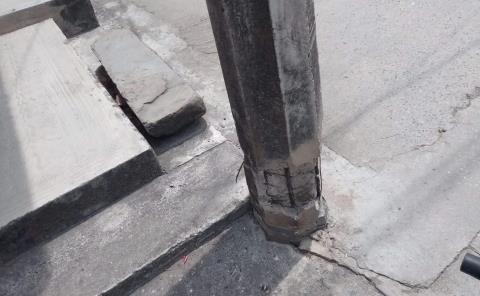 Se olvidaron del poste dañado