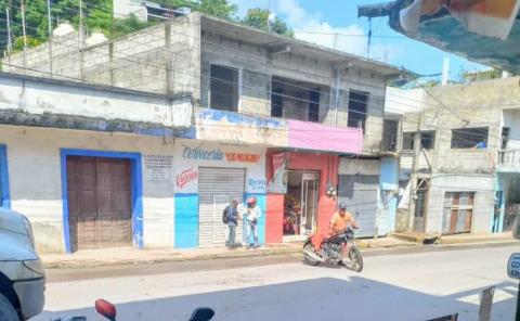 Motociclista derrapa por pavimento mojado