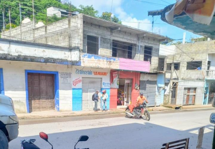 Motociclista derrapa por pavimento mojado