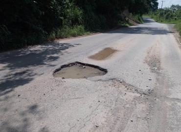 Peligrosos agujeros en la carretera Providencia–Tampacán