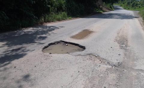 Peligrosos agujeros en la carretera Providencia–Tampacán
