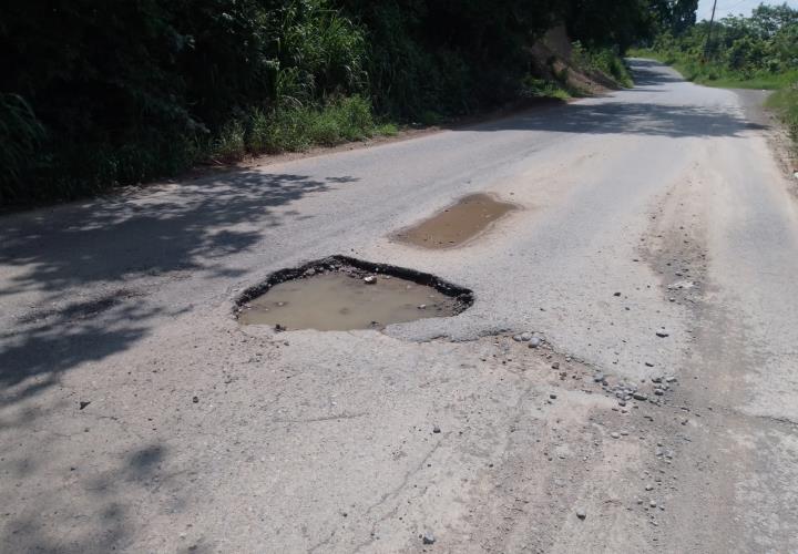 Peligrosos agujeros en la carretera Providencia–Tampacán