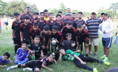 Entrega de premios del torneo de primarias entre gran euforia
