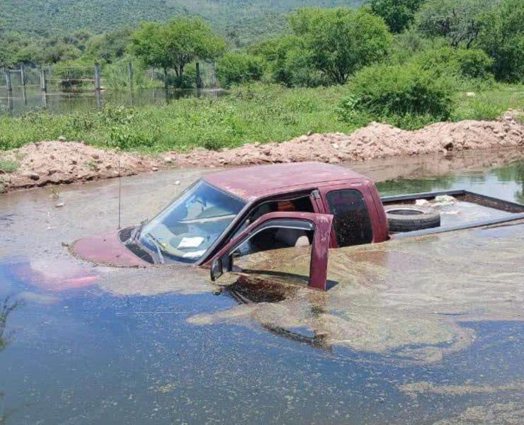 SE HUNDIÓ CAMIONETA
