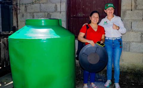 Entrega Alcaldesa tinacos en comunidades de Matlapa
