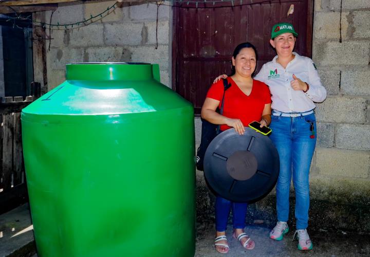 Entrega Alcaldesa tinacos en comunidades de Matlapa