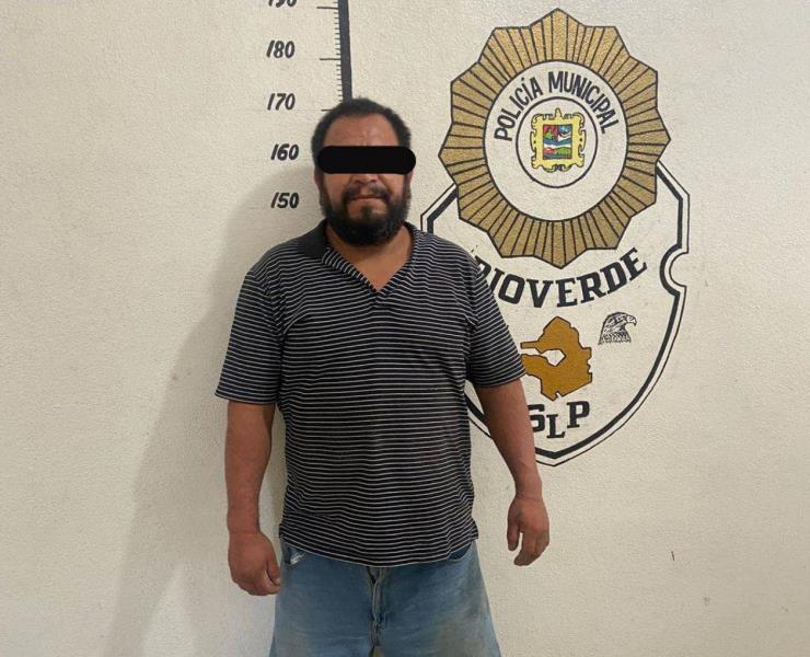 Padre e hijo contra policías
