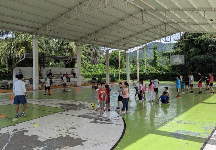 138 niños y niñas iniciaron campamento de verano 2025