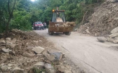 Trabaja Matlapa contra deslaves y rumores