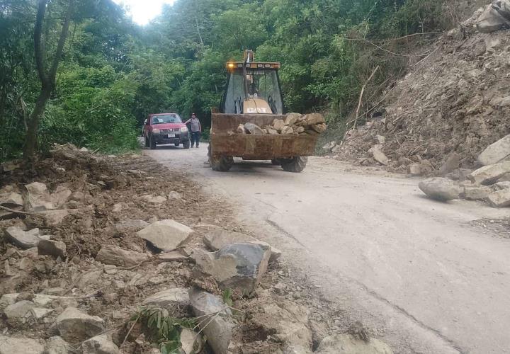 Trabaja Matlapa contra deslaves y rumores