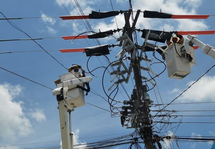 Averias en postes eléctricos bajo lupa