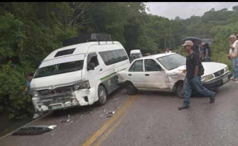 Se impactan urvan y vehículo particular en Tamazunchale–Tamán
