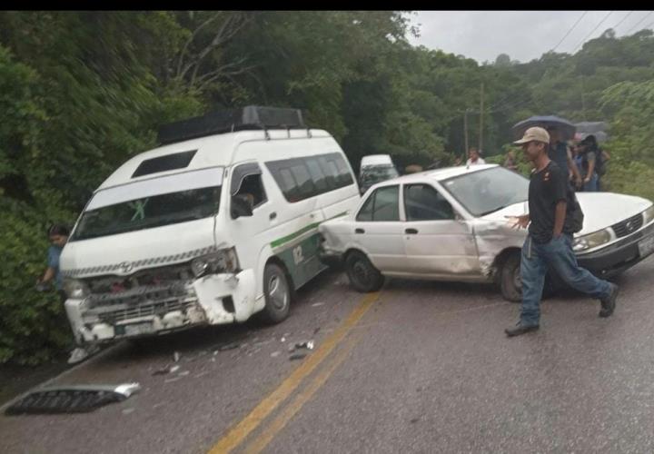Se impactan urvan y vehículo particular en Tamazunchale–Tamán