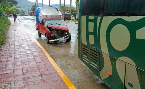 Camioneta se estrella contra autobús en el crucero de Las Palmas