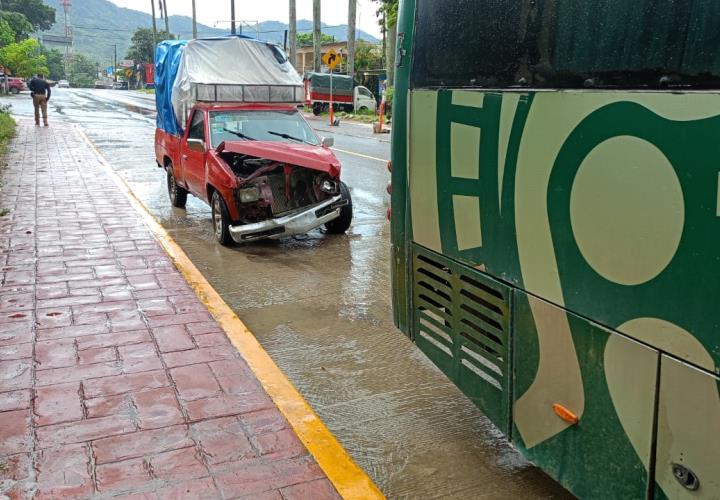 Camioneta se estrella contra autobús en el crucero de Las Palmas