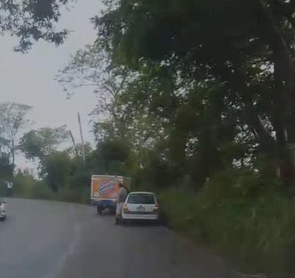 Auto compacto choca por alcance en Las Limas