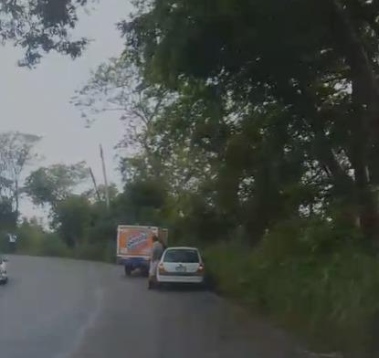 Auto compacto choca por alcance en Las Limas