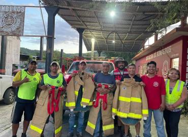Adquiere Bomberos dos trajes especiales gracias al apoyo ciudadano