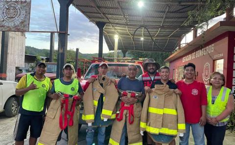 Adquiere Bomberos dos trajes especiales gracias al apoyo ciudadano
