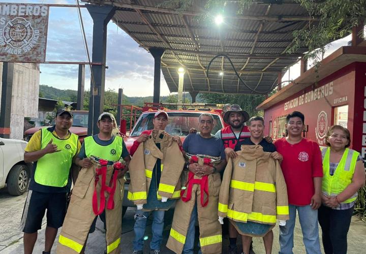 Adquiere Bomberos dos trajes especiales gracias al apoyo ciudadano