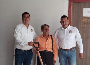 Le dan pala a abuelito... y lo ponen a trabajar