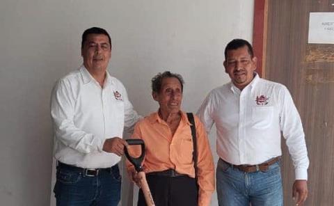Le dan pala a abuelito... y lo ponen a trabajar