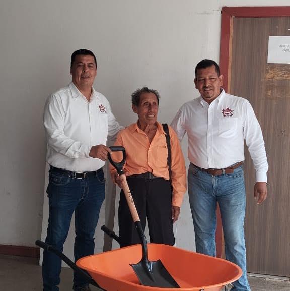 Le dan pala a abuelito... y lo ponen a trabajar