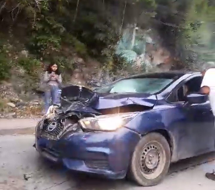 Coche impactó microbús