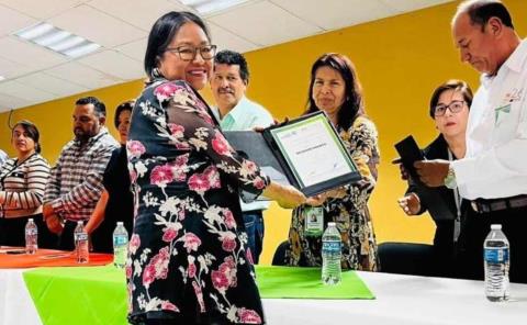 Reconocieron a  maestra del CAM
