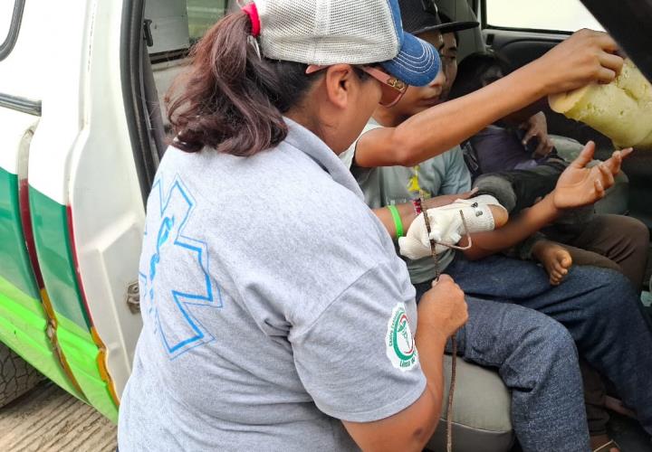 Varilla atraviesa pie de niña en Papatlaco