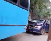 Automóvil chocó contra un microbús