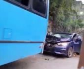 Automóvil chocó contra un microbús