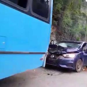Automóvil chocó contra un microbús