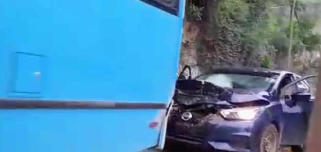Automóvil chocó contra un microbús