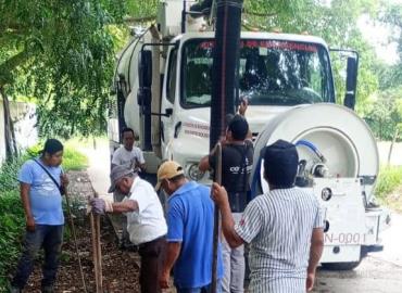 Desazolvan drenaje en centro de Matlapa