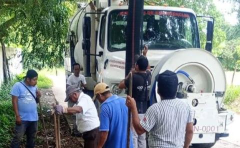 Desazolvan drenaje en centro de Matlapa