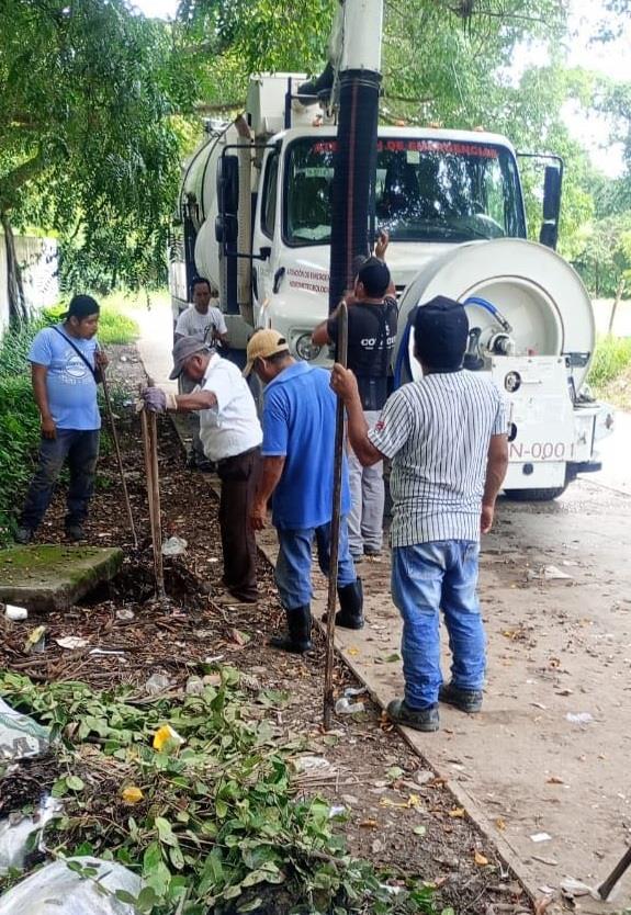 Desazolvan drenaje en centro de Matlapa
