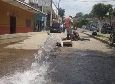 Rompen calles y no las resanan 
