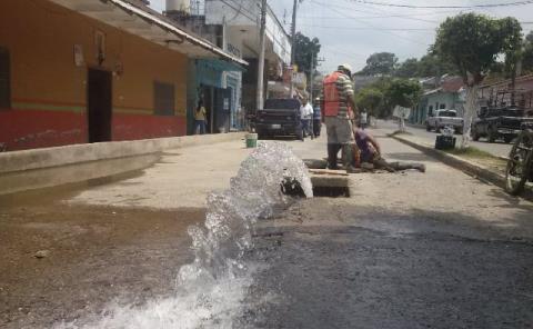 Rompen calles y no las resanan 
