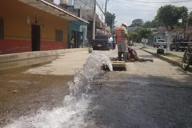 Rompen calles y no las resanan 