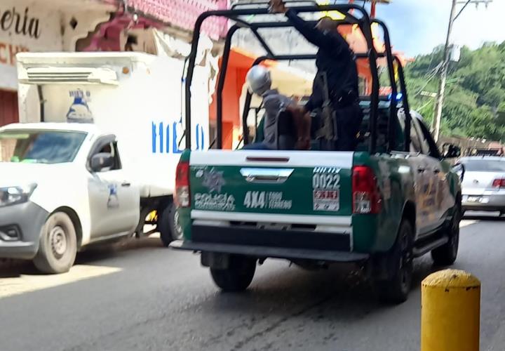 MOTO IMPACTA CONTRA COCHE; UN DETENIDO