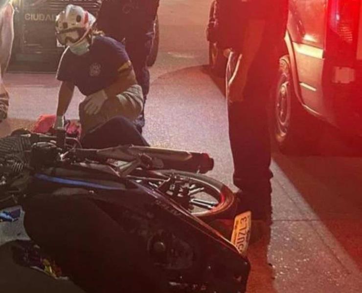 Derrapó joven en motocicleta

