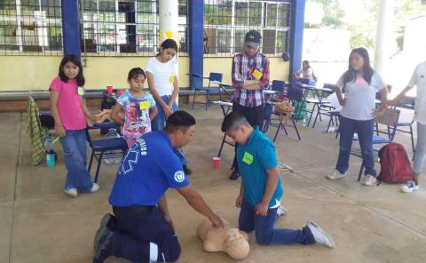 Imparten cursos de primeros auxilios a niños